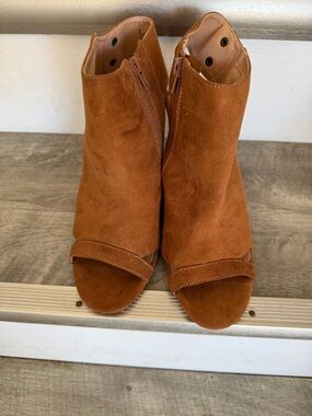 Express Open-Toe Suede Mule Clogs in Cognac Brown